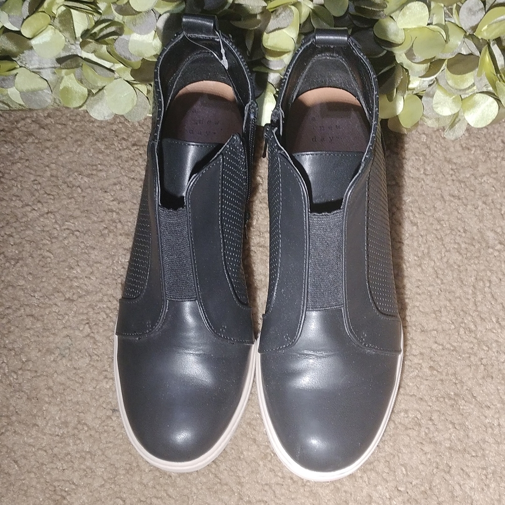 A NEW DAY, BLACK ANKLE BOOTS, SIZE 9 1/2, with elastic at the front